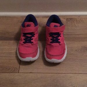 Pink nike tennis shoes
